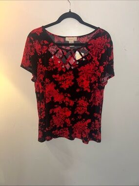Floral Crisscross Neck Short Sleeve Tee in Black and Red by Dana Buchman